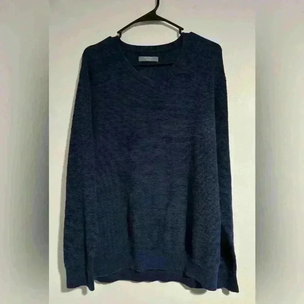 Men’s XL Denver Hayes v neck sweater, Navy blue EUC